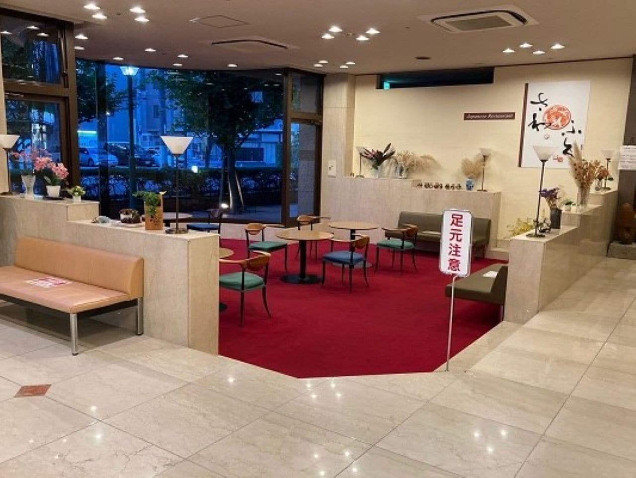 ゆったりとしたソファや椅子を備えた、明るく落ち着いたロビーです。 無料Wi-Fiもご利用いただけますので、ご出発前のひとときや面会、お打ち合わせなどにも快適にお過ごしいただけます。