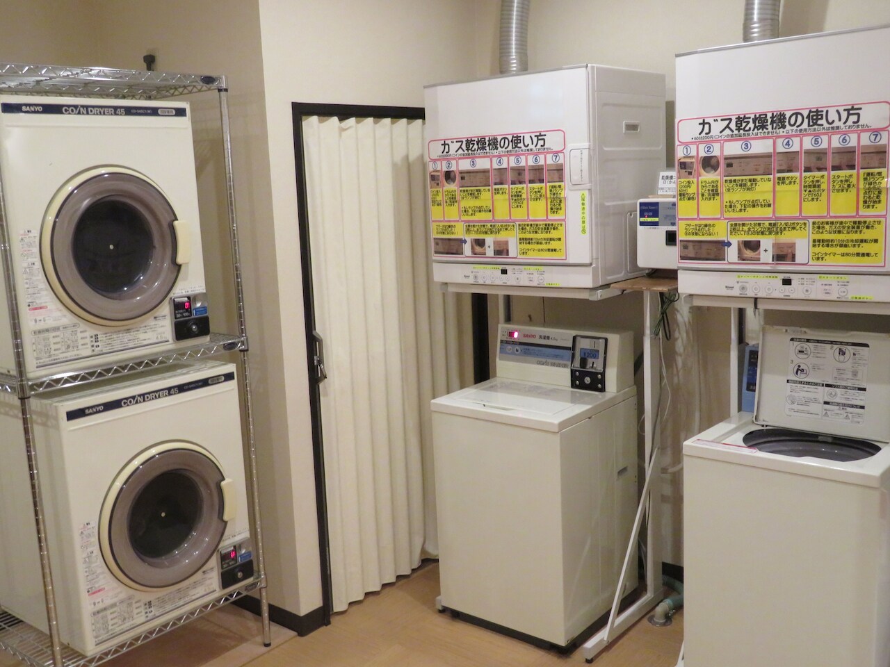 男性用コインランドリー(洗濯機2台・ガス乾燥機2台・電気乾燥機2台)