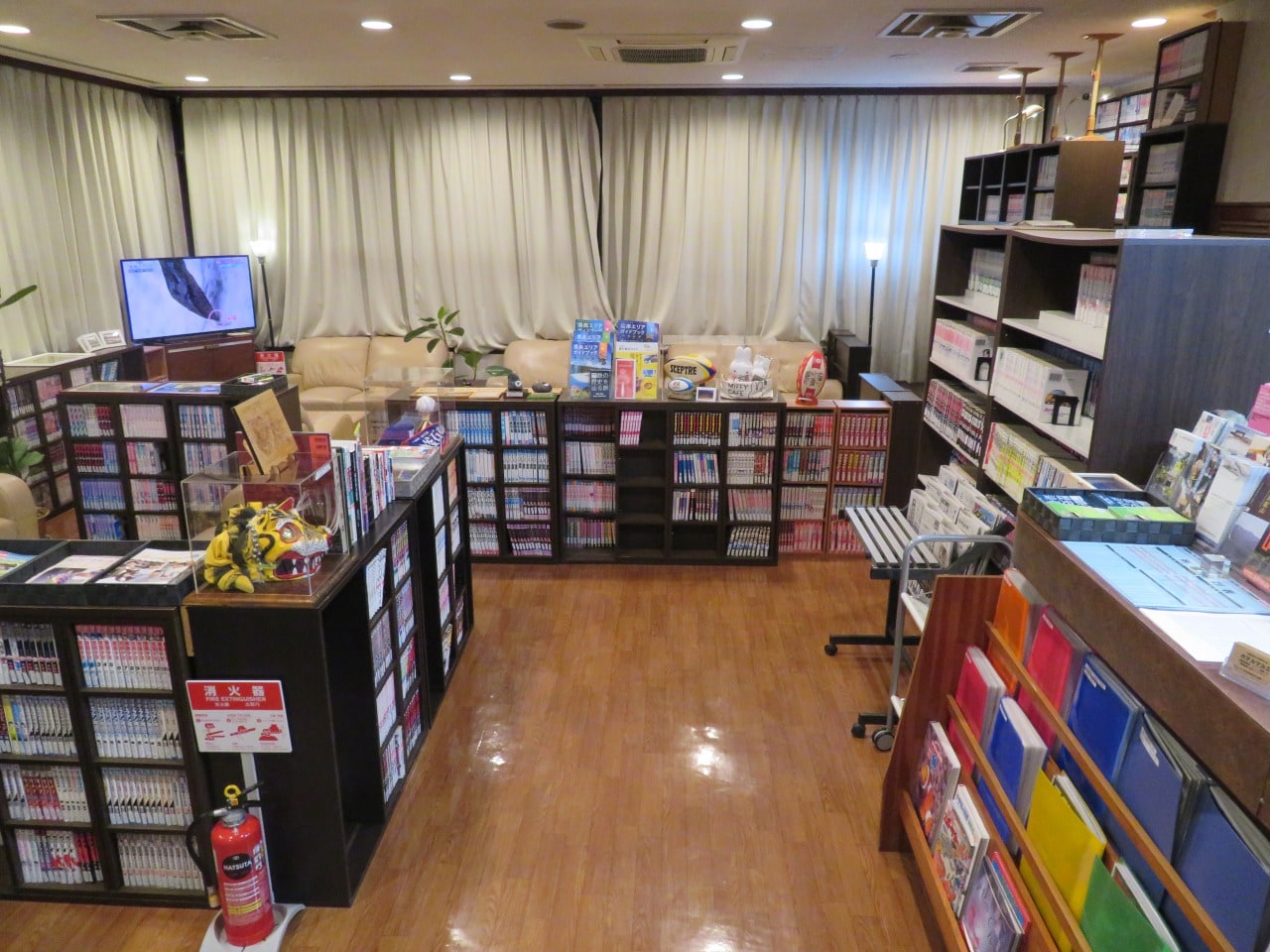 1Fロビーに漫画が約1万冊