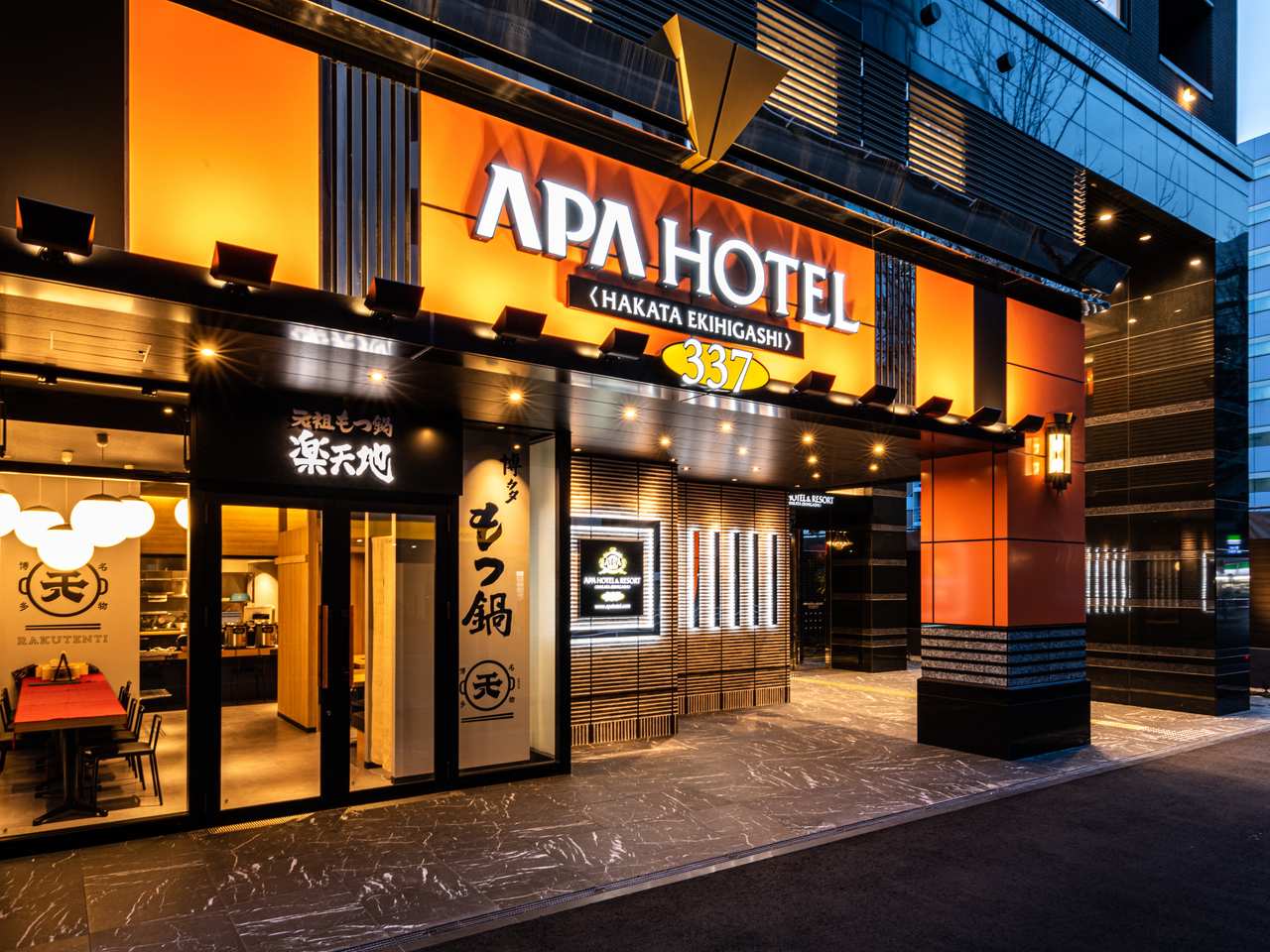 【エントランス　正面】
