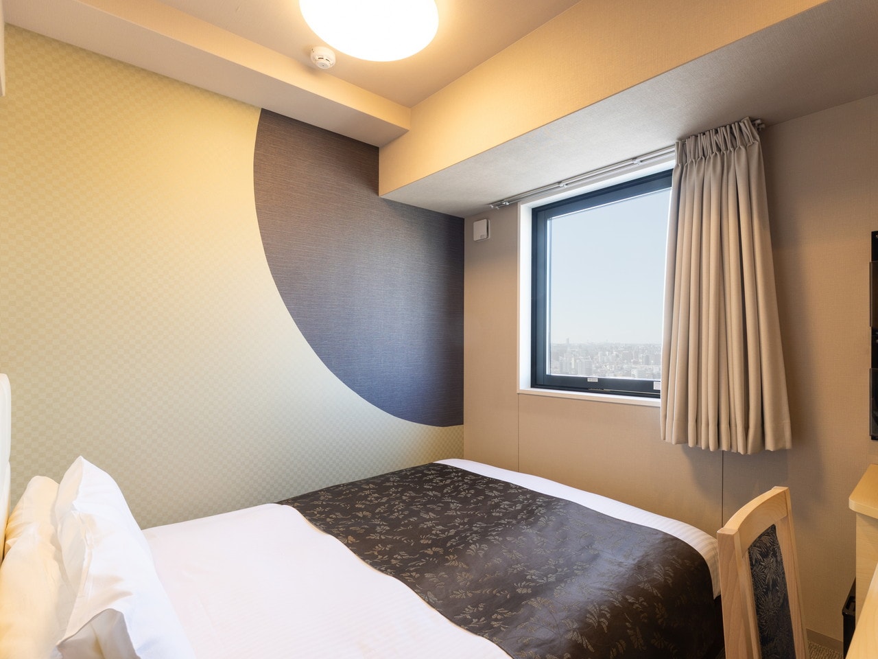 高層階クイーンベッドルーム