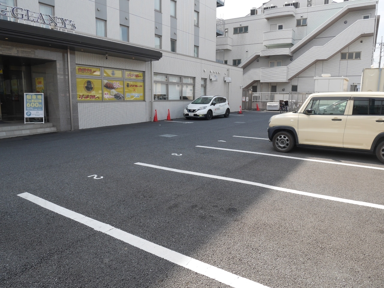 敷地内平面駐車場12台