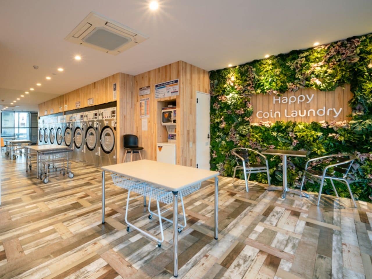 1階コインランドリー（有料）：洗濯＆ドライ機能付き洗濯機4台、乾燥機5台、靴専用洗濯機1台が備わったコインランドリーを24時間ご利用いただけます。