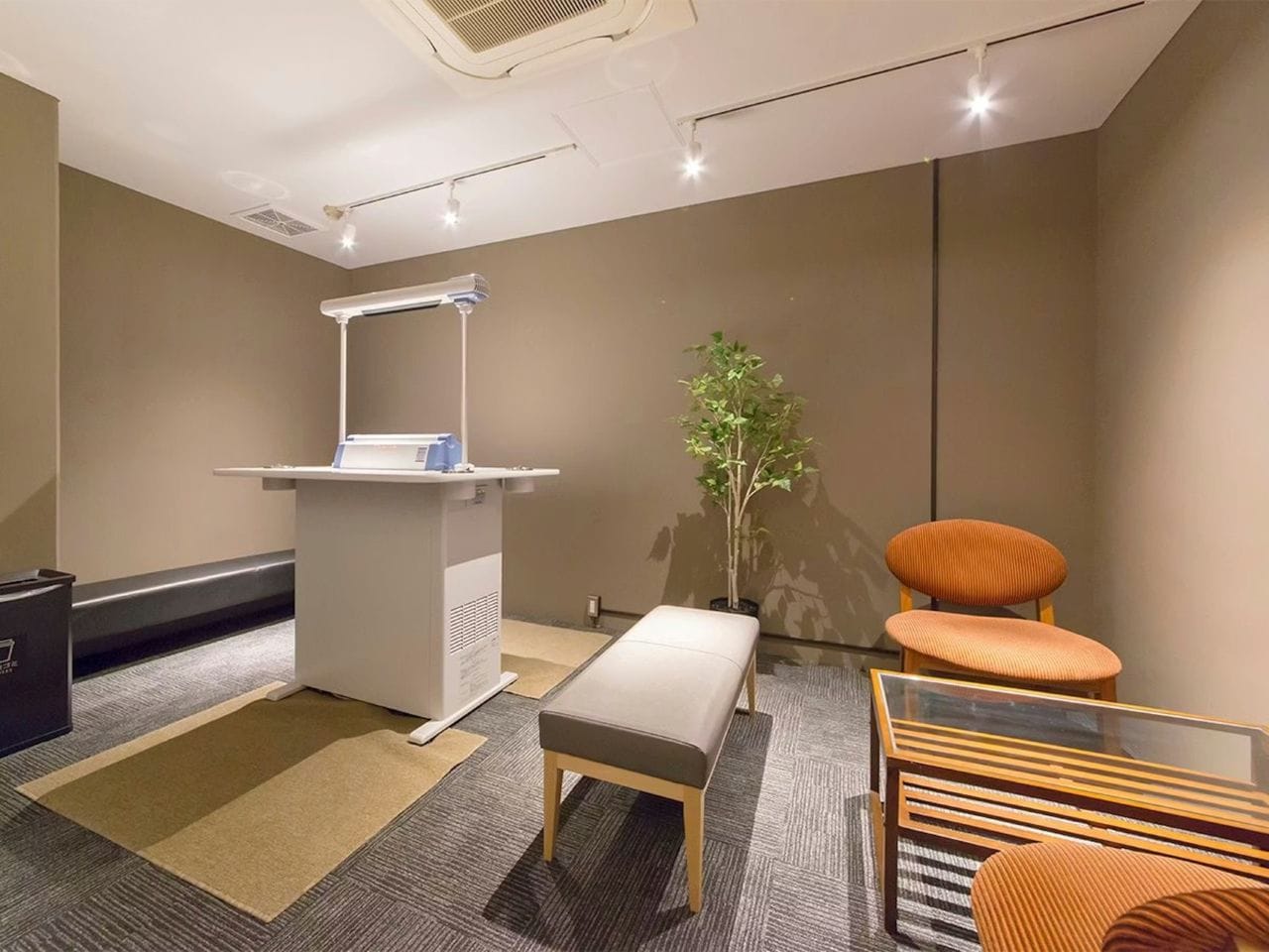 喫煙所：館内は禁煙です。喫煙所をご利用ください。