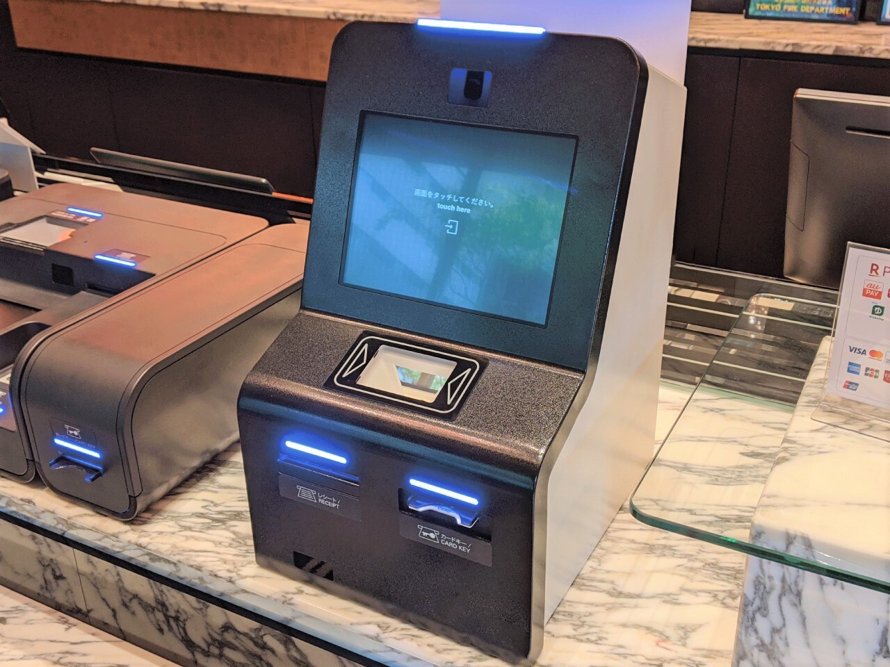 1秒チェックイン機 体感1秒⁉QRコードをかざすだけでルームキー発行！