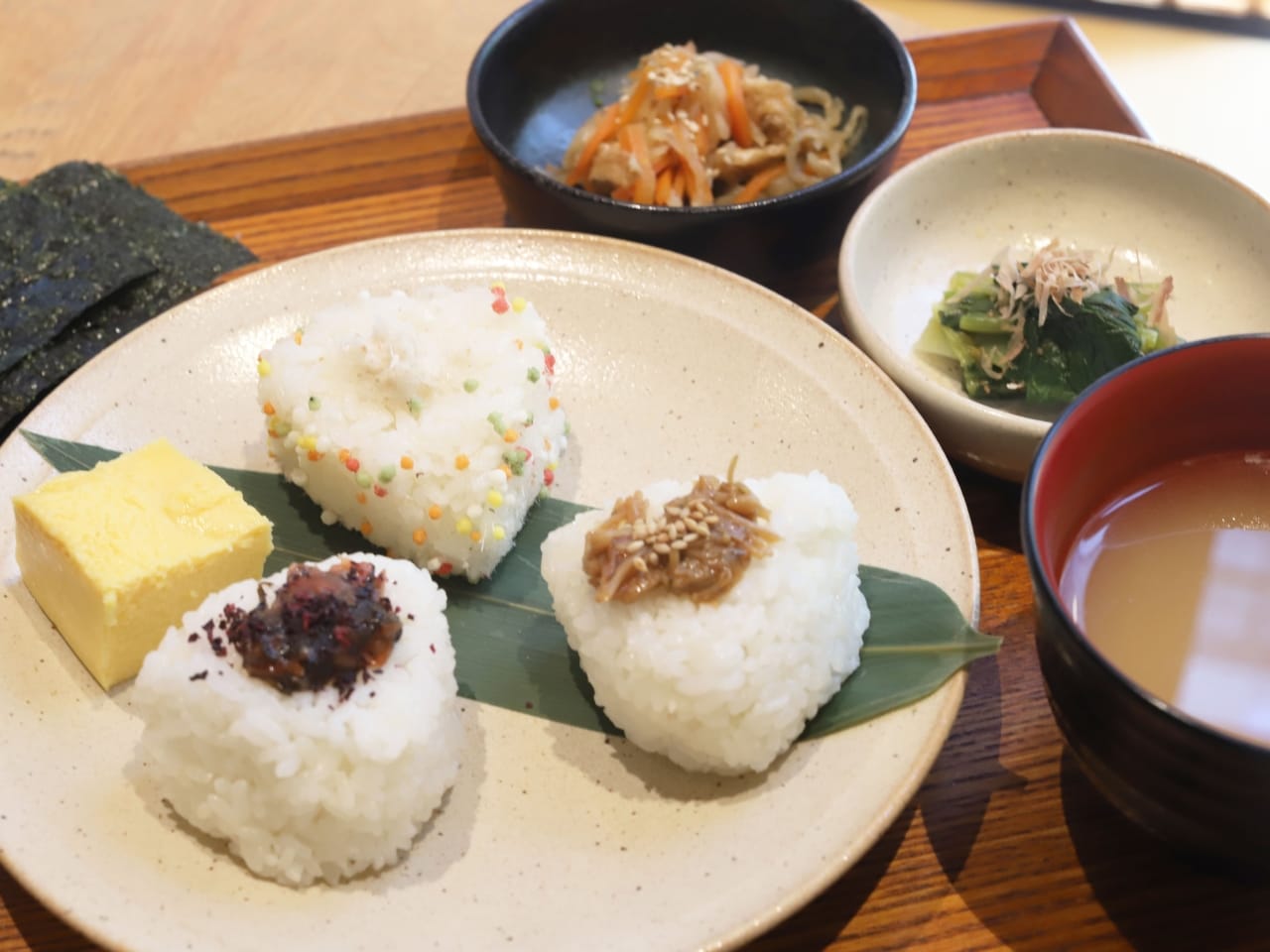 出来たておむすびと地元野菜の小鉢のセット