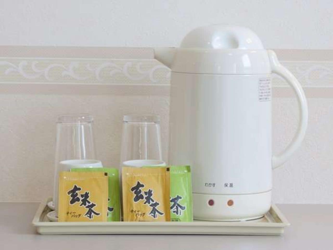 お茶とポットをお部屋にご用意しております。