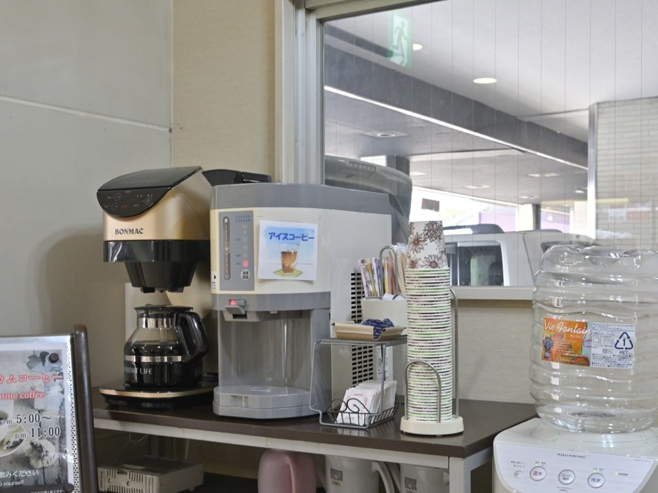 ロビーにてコーヒー（夏季はアイスコーヒー）とミネラルウォーターのウェルカムドリンクサービス実施中です。