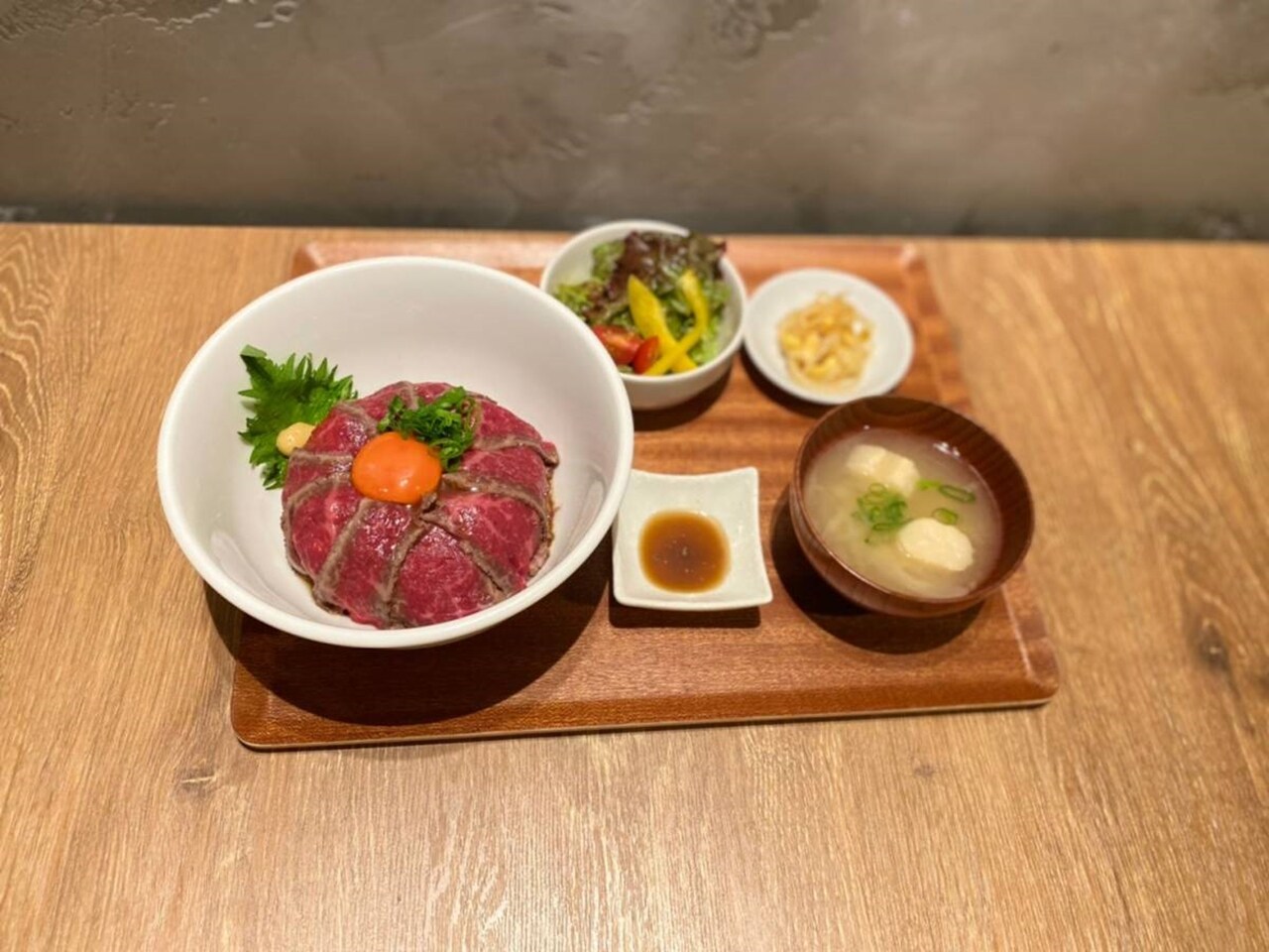 国産牛を炭で焼いた たたき丼