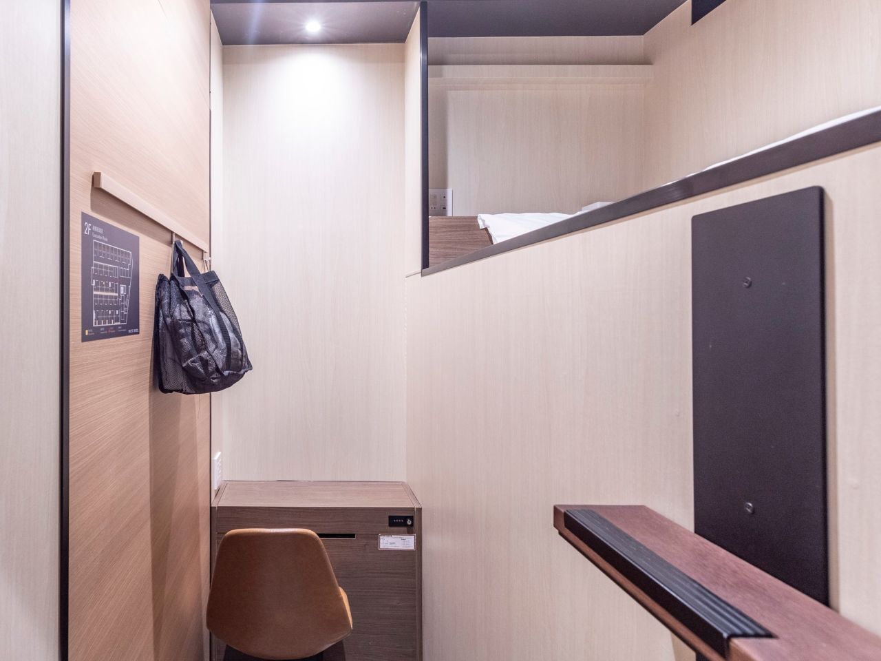 カプセル2段ベッド　上段下段