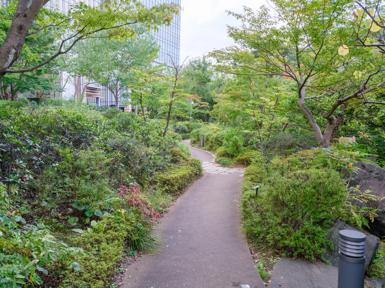 【檜町公園】大きな池を囲む回遊式庭園や、遊具のある芝生エリアなど、地域の人々の憩いの場となっています。画像