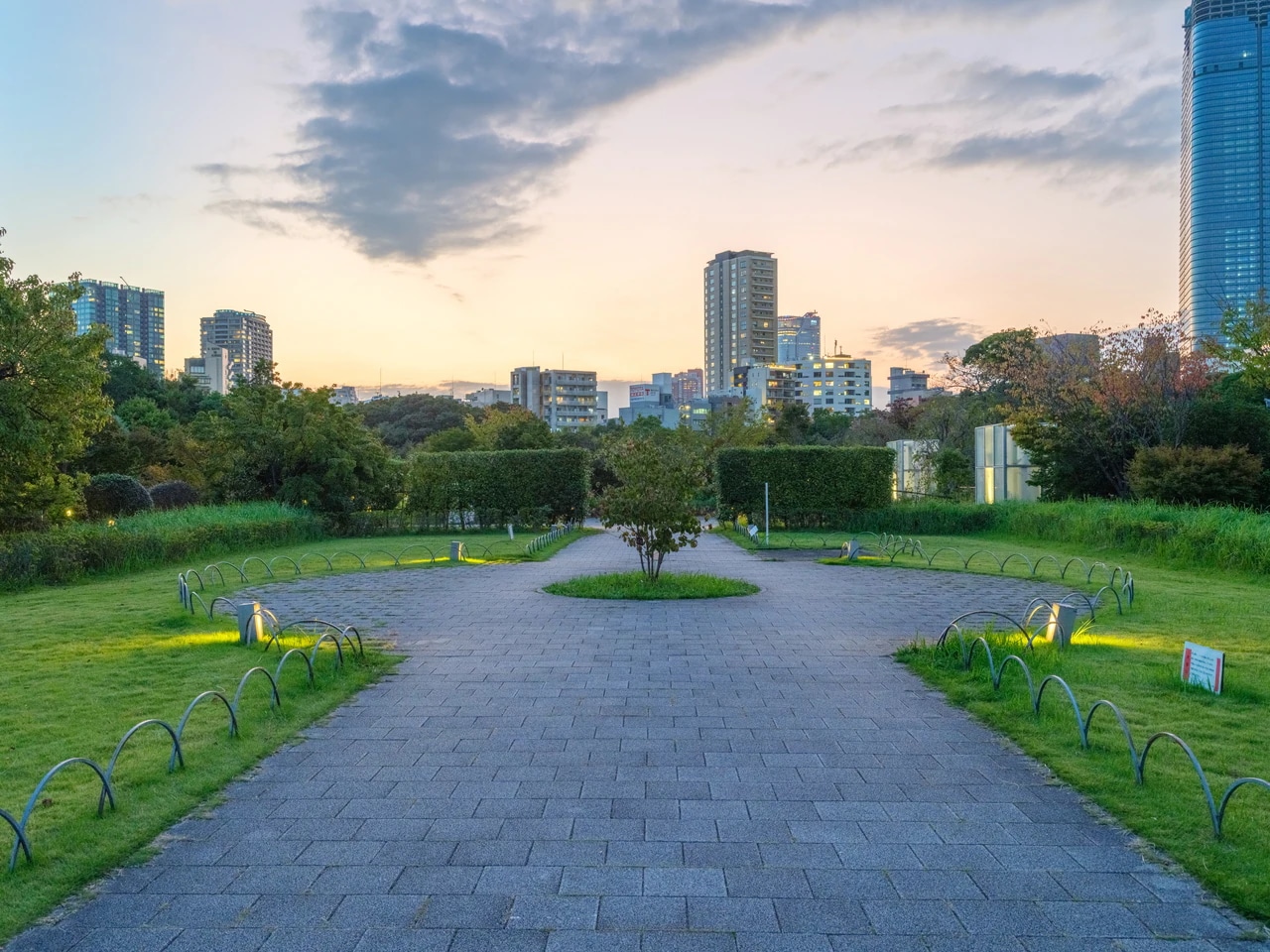 【芝公園】日本最古の公園の一つで、東京タワーを眺める絶好のスポットとしても人気です。画像