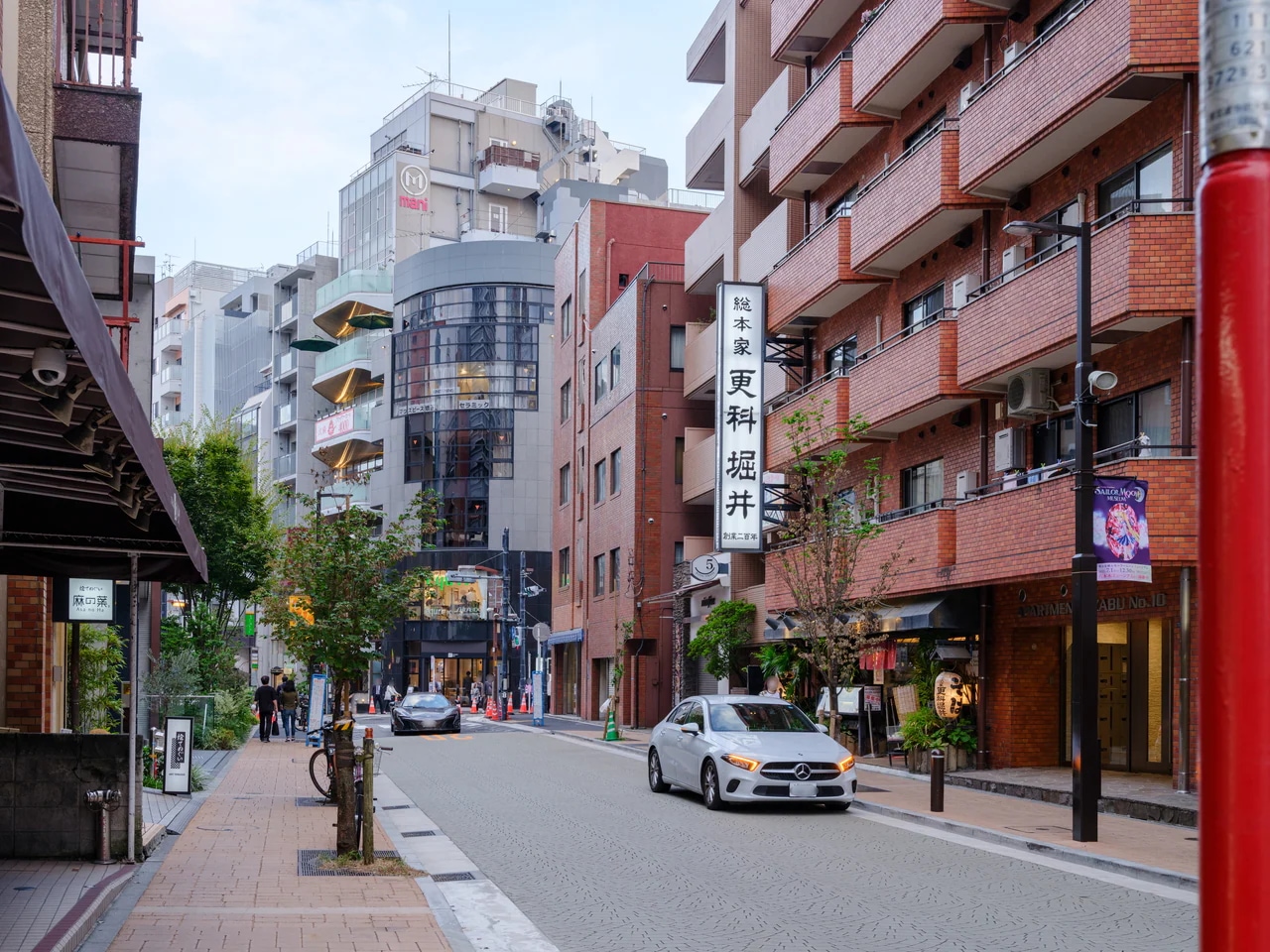 【総本家 更科堀井（さらしなそば）】ほのかな甘さとのどごしが特徴の真っ白なお蕎麦が特徴。季節の風味を感じるかわりそばが1年中楽しめる名店です。画像