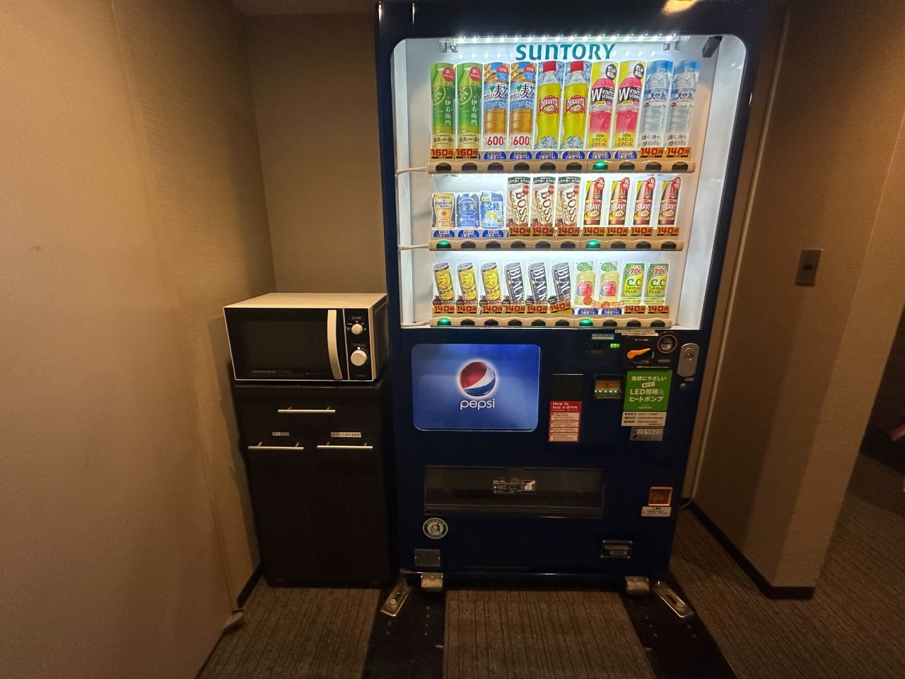 自動販売機、電子レンジ