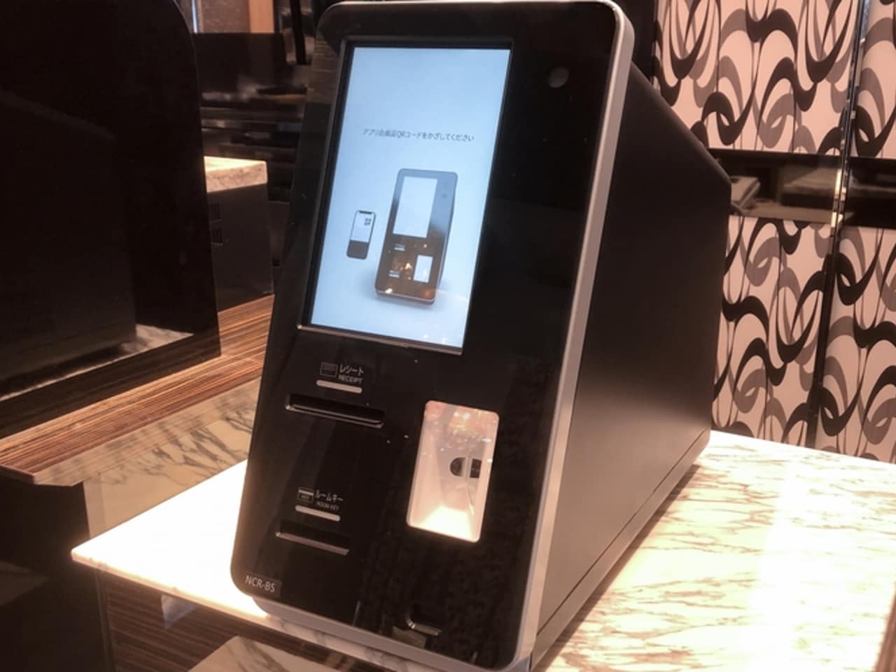 1秒チェックイン機：アパアプリでチェックインが済んでいれば、アプリ会員証をかざすだけでカードキーが発行されます。