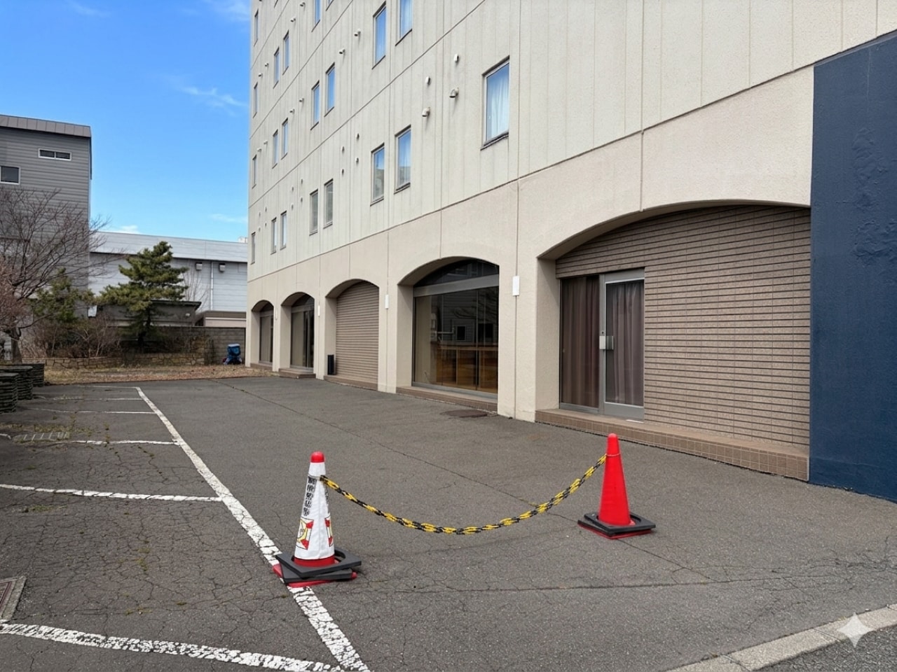 【有料】敷地内大型車輛駐車場（1泊1,500円）大型車輛駐車場 2台まで　※予約制（お電話にて承ります。）