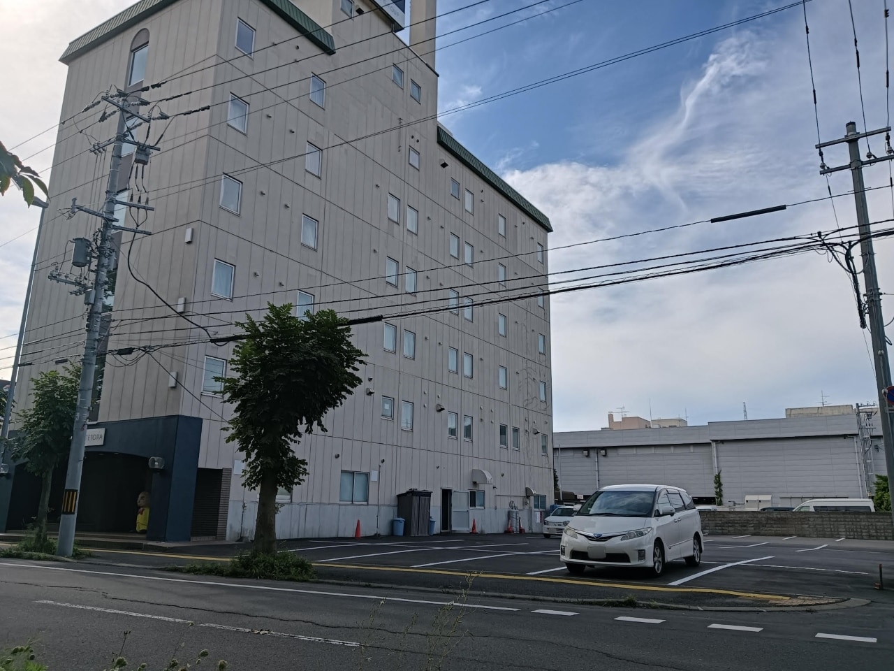 【無料】敷地内駐車場 普通乗用車用 30台まで　※先着順（予約は承っておりません。）