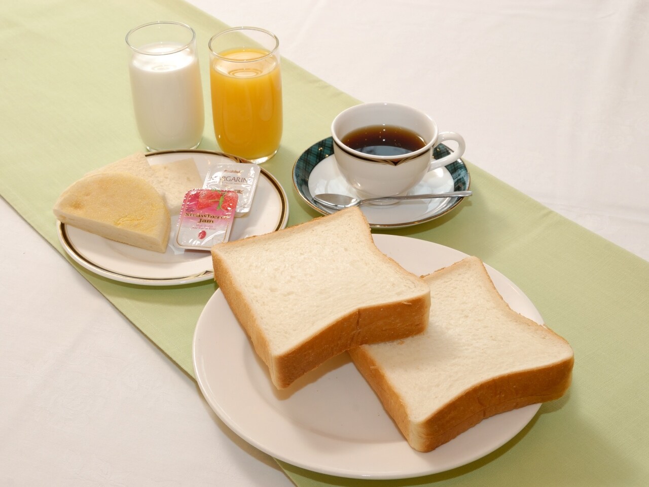セルフサービスコーナーより、ご飯・味噌汁・パン・ドリンクがおかわり自由