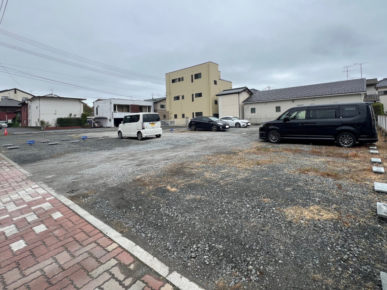 ①鎌田交差点駐車場(4列36台分)