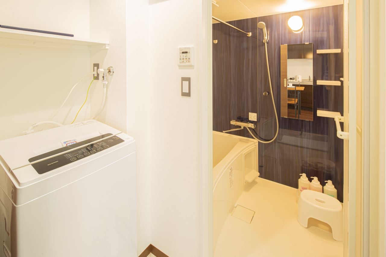 バス・トイレは別です。全客室に洗濯機を完備しております。