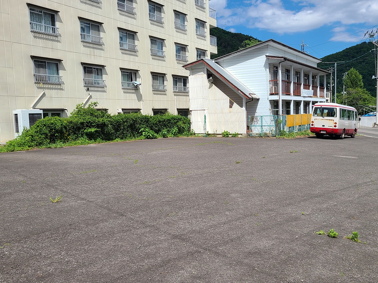 福島市街地よりアクセス良好、大型可能な広々駐車場完備