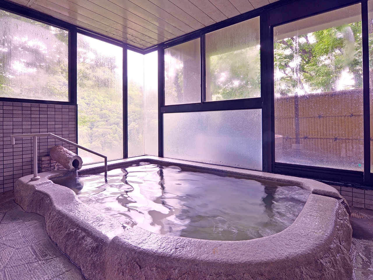 「芍薬の湯」 内湯岩風呂