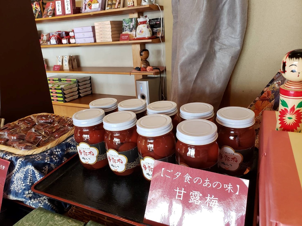 売店にて各種お土産を販売しております