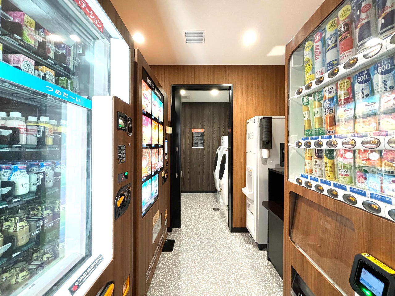 2階:自動販売機(ソフトドリンク、乳製品飲料、アイスクリーム)※アルコール飲料なし