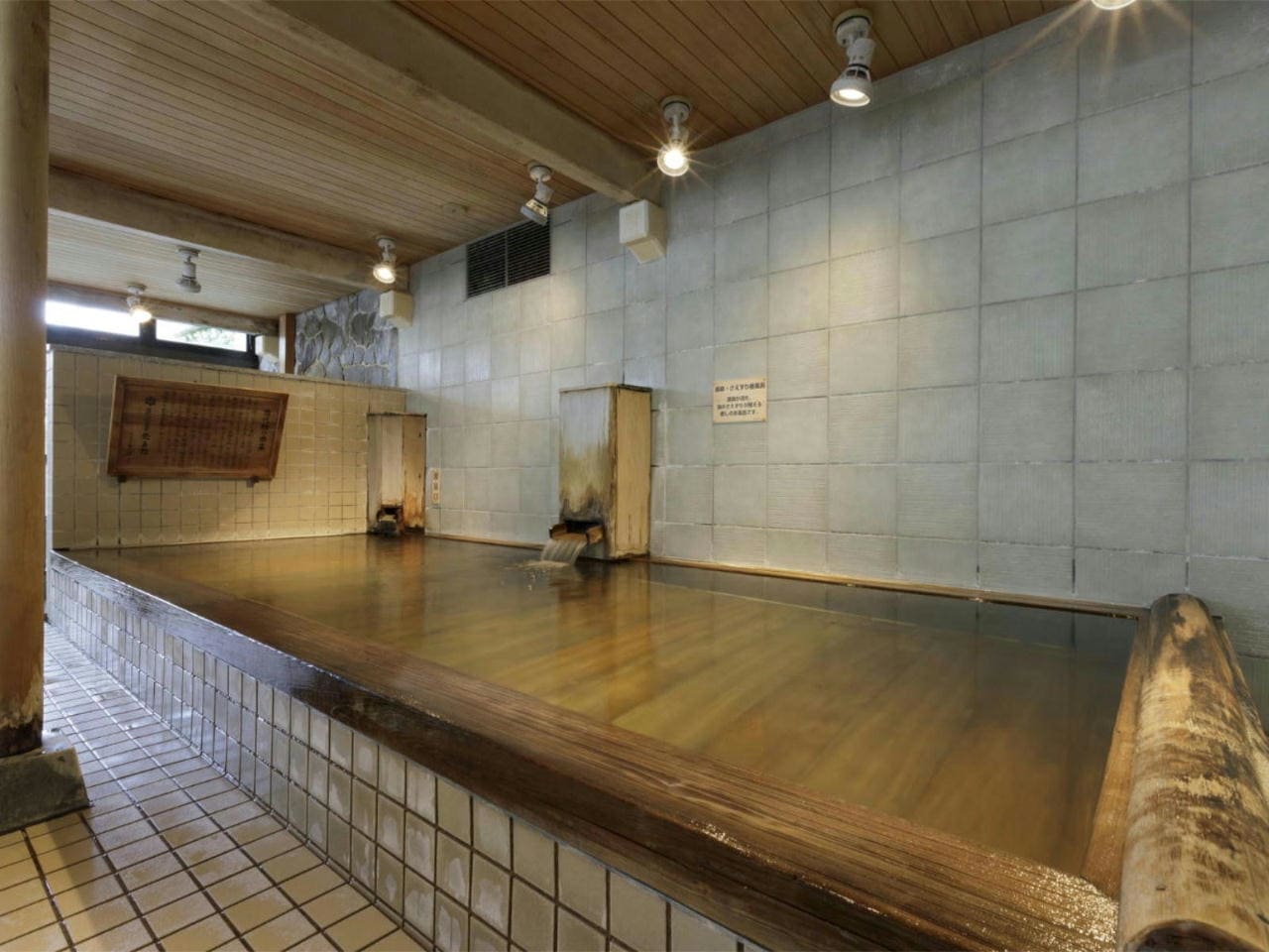 まごころの湯 内風呂「源泉・さえずり檜風呂」