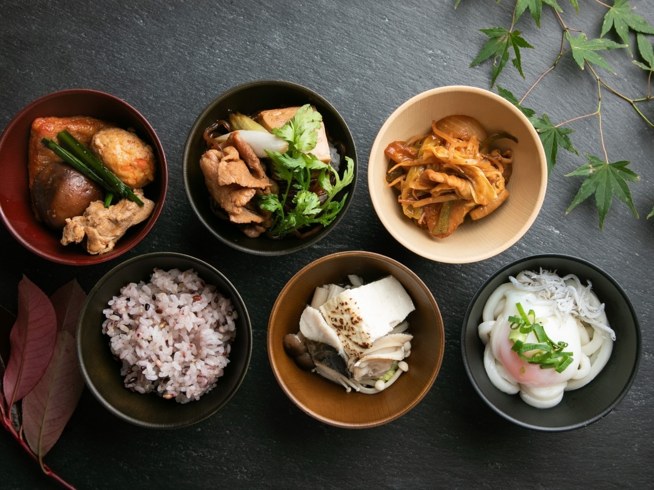 【地元産の炊き立てご飯】三重県産コシヒカリやうどんに、お好みの具材をトッピングして、自分だけの特別な一品を見つけてください。