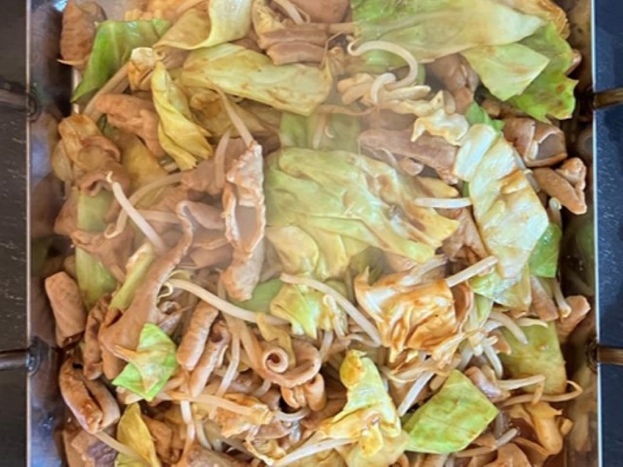 【あつあつ鉄板メニュー】糀谷の豆味噌を使用した、地元亀山の名物鉄板ホルモン焼きをご賞味ください。