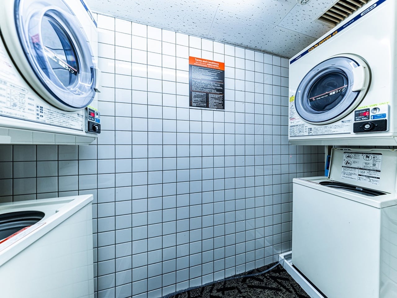 洗濯機2台、乾燥機2台（洗濯機1回500円、乾燥機30分100円）※洗剤は自動投入です。