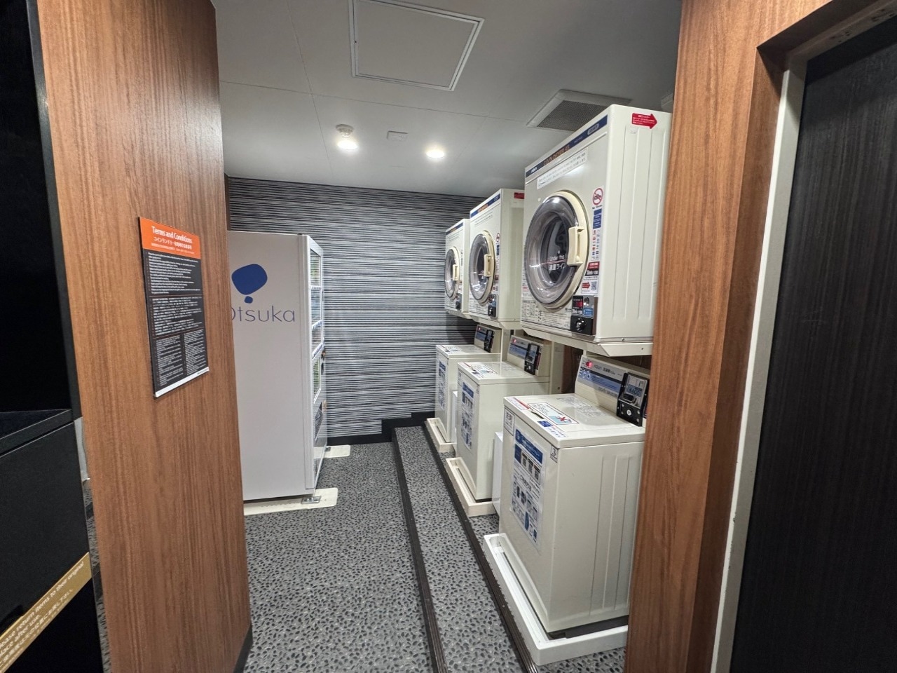 コインランドリー 東館1階にコインランドリーがございます。 洗濯機(1回/400円)、乾燥機(30分/200円)でご利用ください。 ご利用時間は、朝8時~24時を目安にしております。 隣室が客室の為、何卒ご配慮ください。※キャッシュレス決済対応