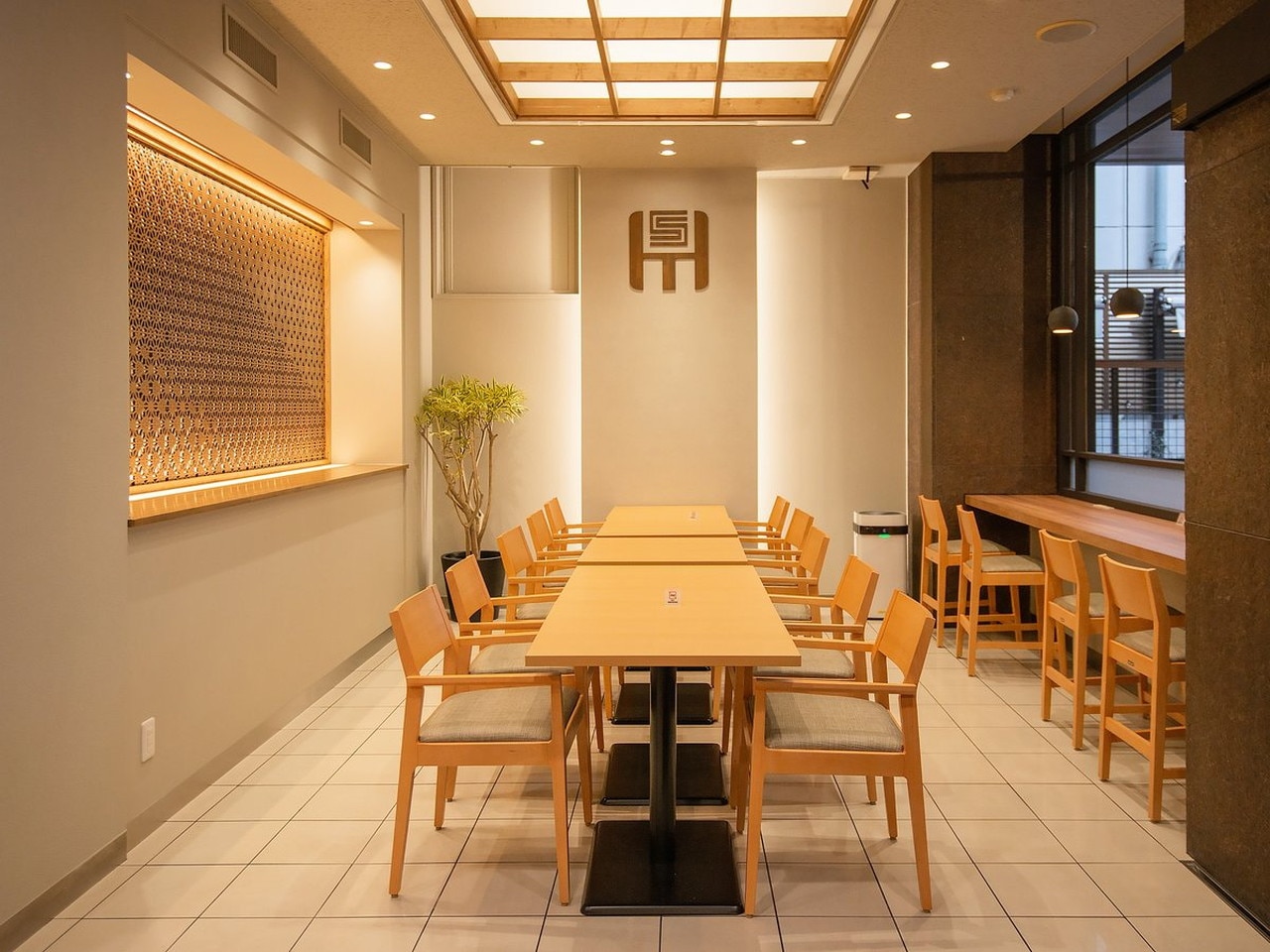 朝食会場(ラウンジをご利用いただけます)