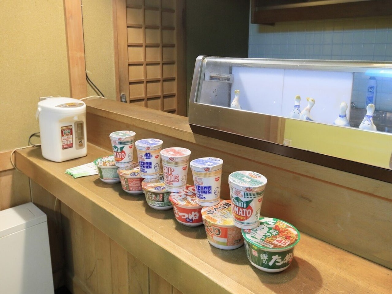 夜食に嬉しいカップラーメンをご用意しております