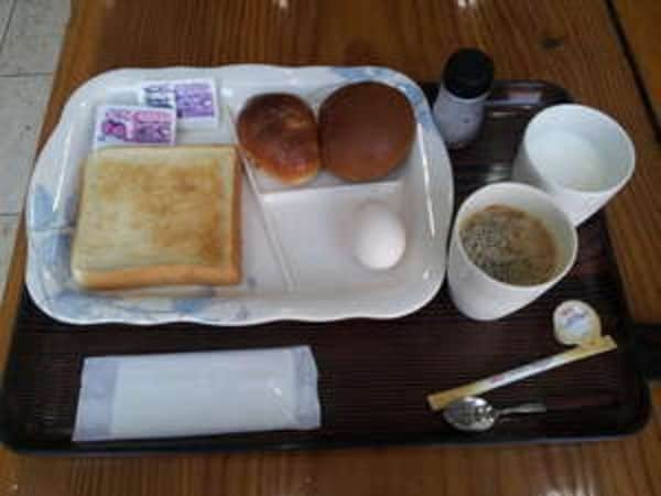 AM6:00~AM9:30まで1F食堂にてセルフサービスにてご用意