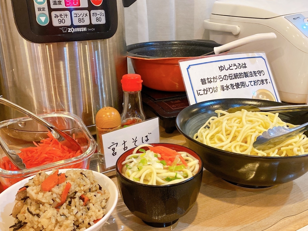 バイキング形式でご提供いたします。