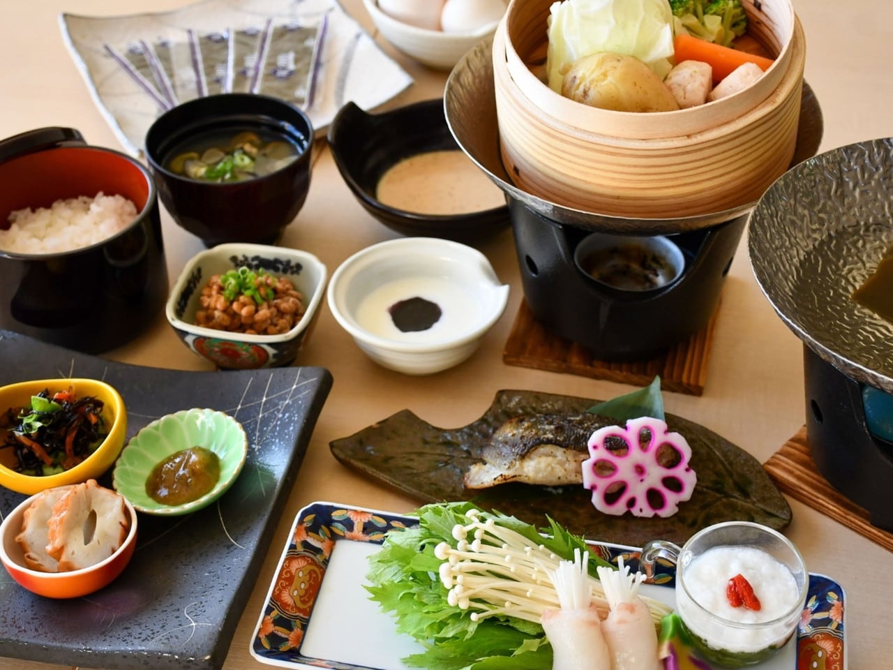 名物の鯛しゃぶに地元のお米、しじみ汁が自慢の山陰ならではの朝ごはんです。