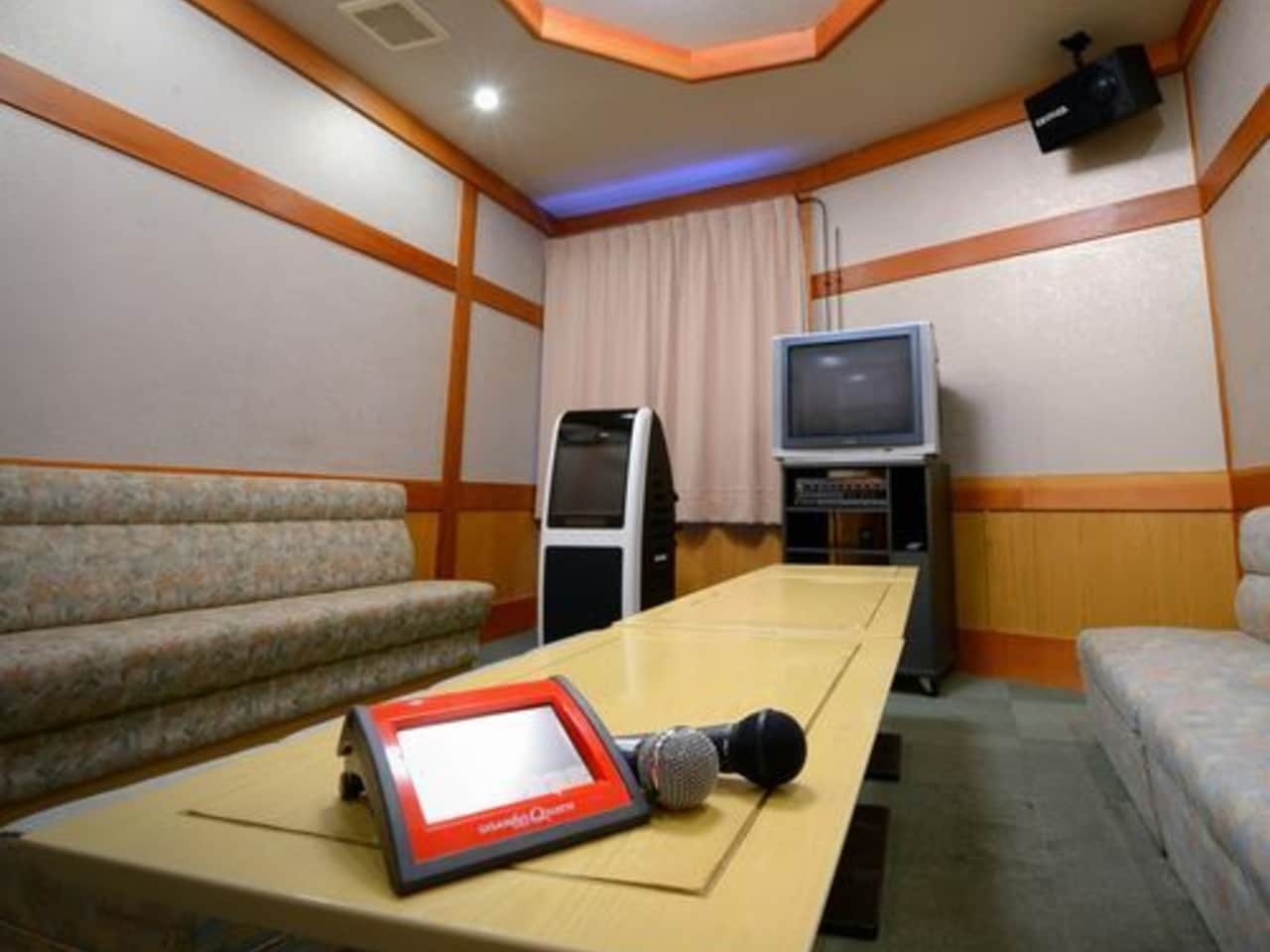 カラオケBOX 営業時間20:00~23:00(L.O.22:30)有料