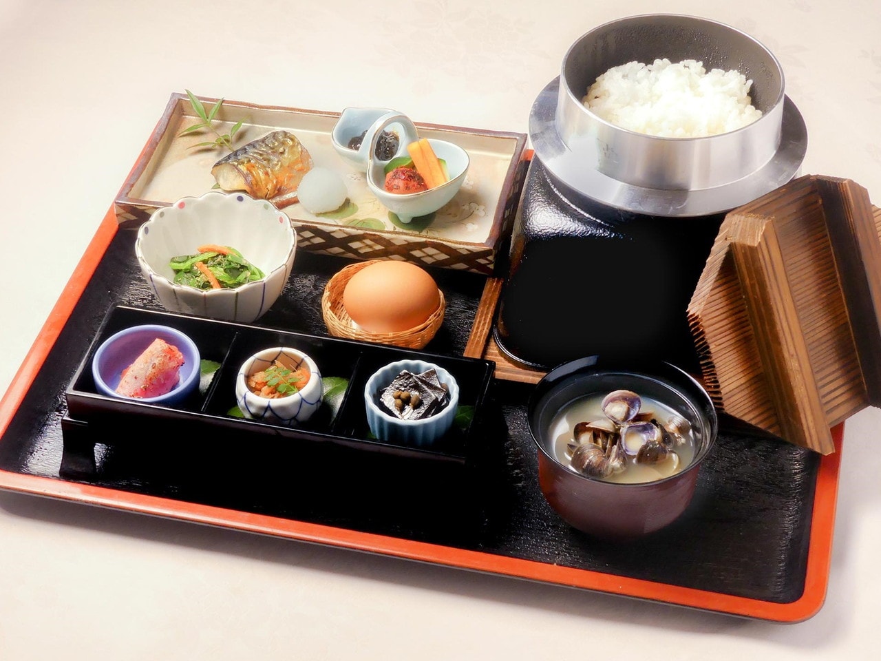 朝食は炊き立ての釜炊きご飯と高級卵の定食をご用意しております。