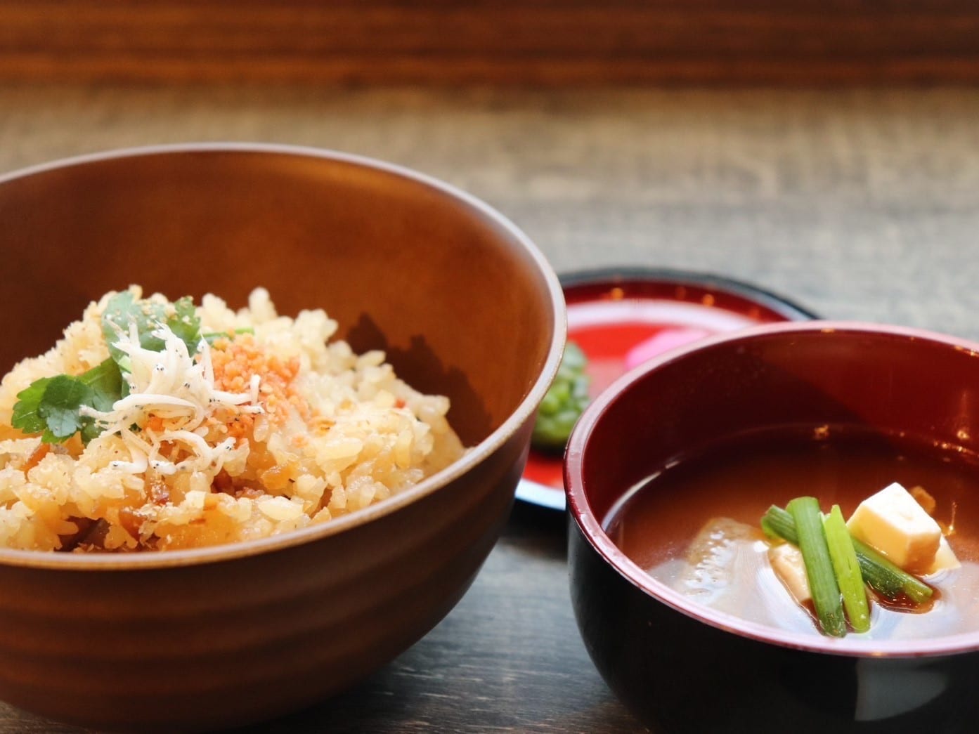 日替わりメニュー例　炊き込みご飯とお味噌汁