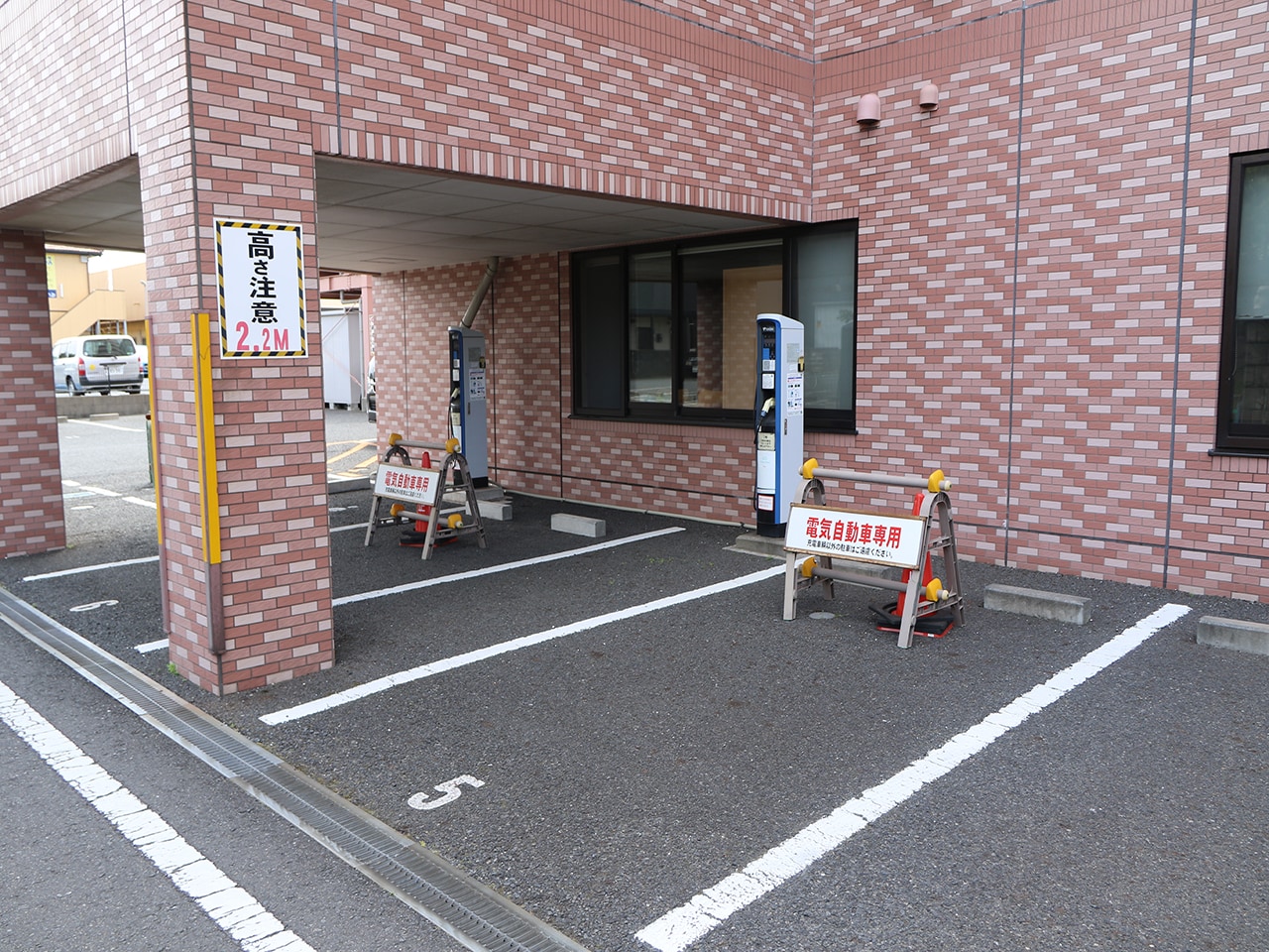 電気自動車も駐車可能です。（先着2台）