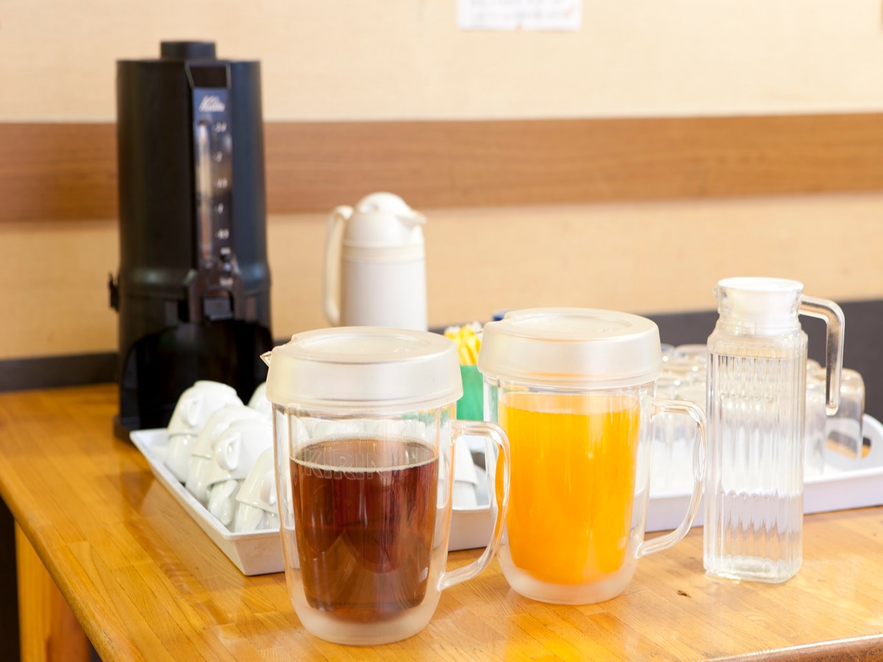 コーヒー・オレンジジュース・お茶などご用意しています