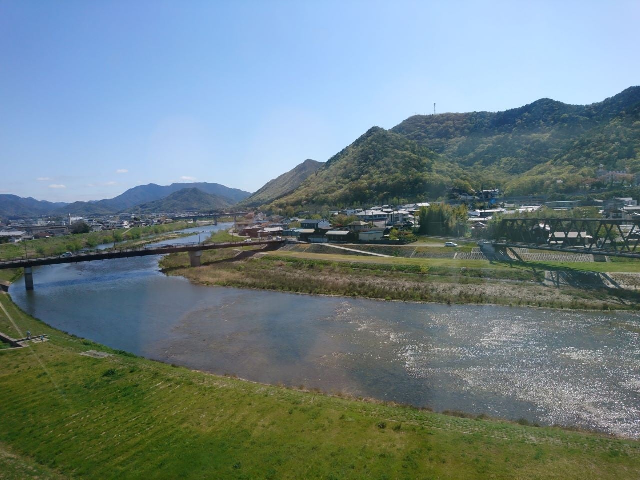 山と川に囲まれた心癒されるロケーション