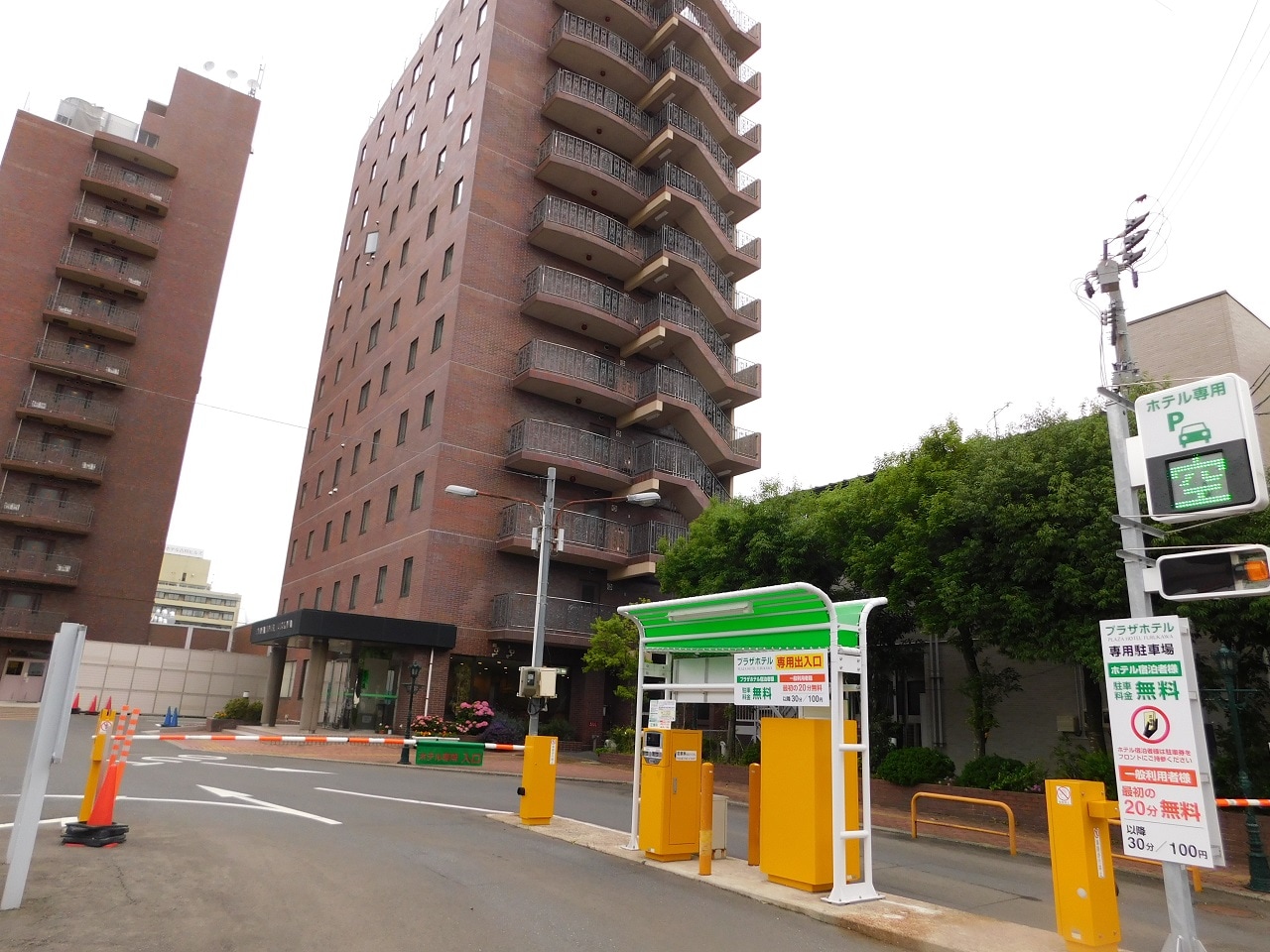 計260台の無料駐車場完備