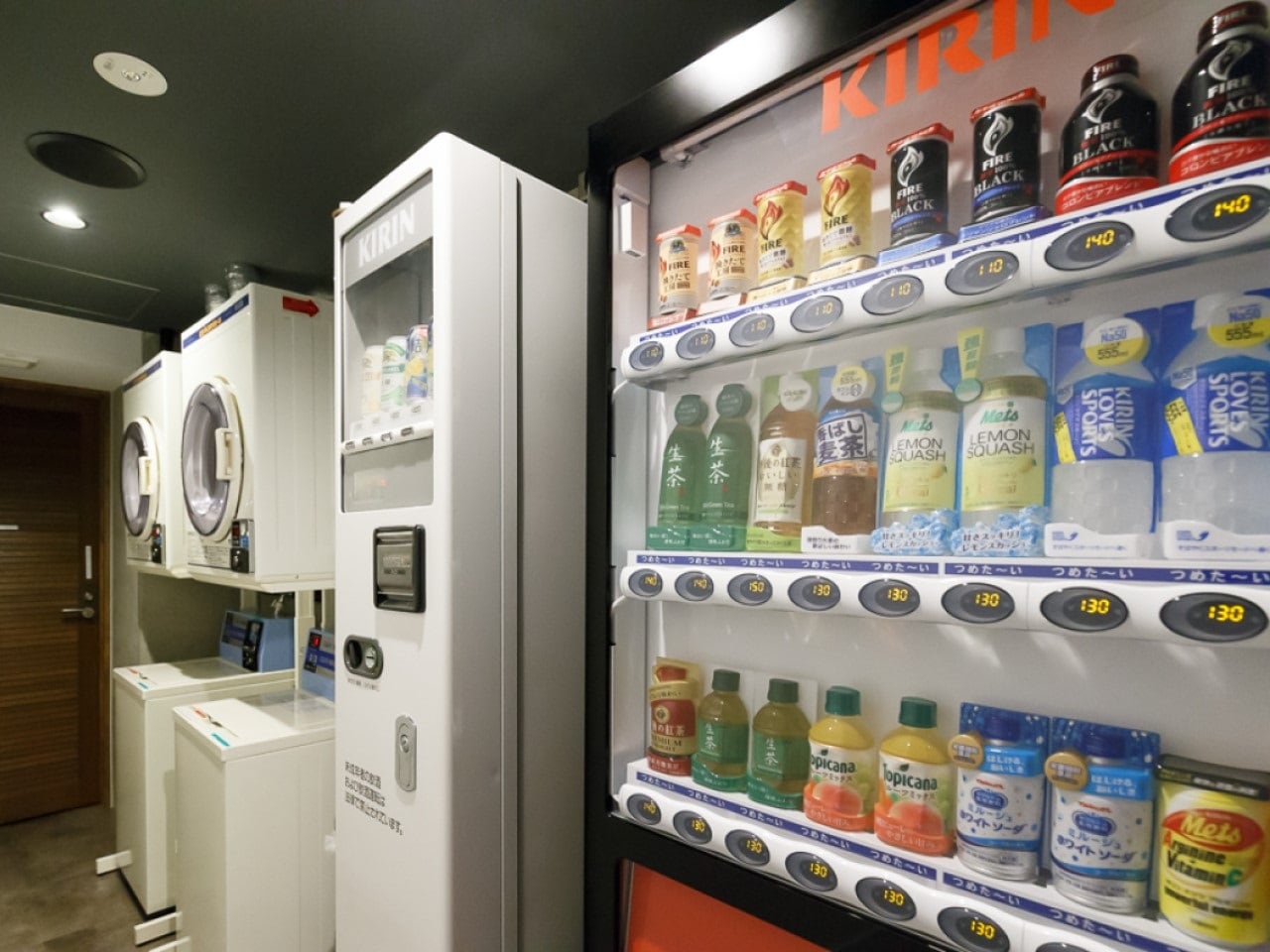 自動販売機・ランドリーコーナー