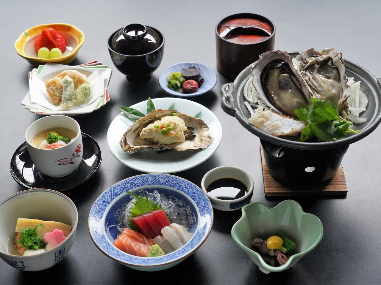 お値打ちコース『牡蠣料理いり会席夕なぎ』の一例。
