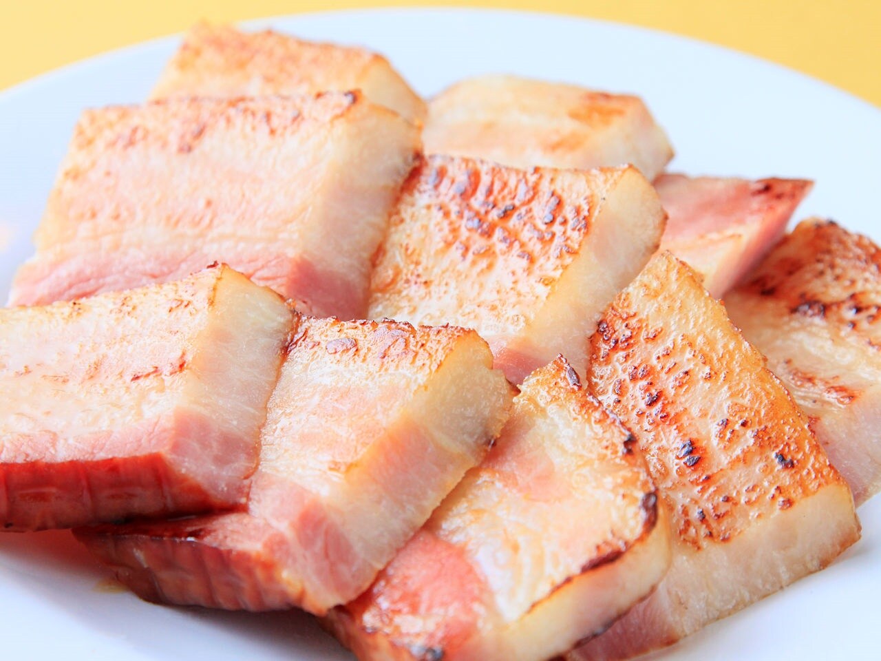 ホエー豚の厚切りベーコン。他では味わえない食べ応え満点の一品です！