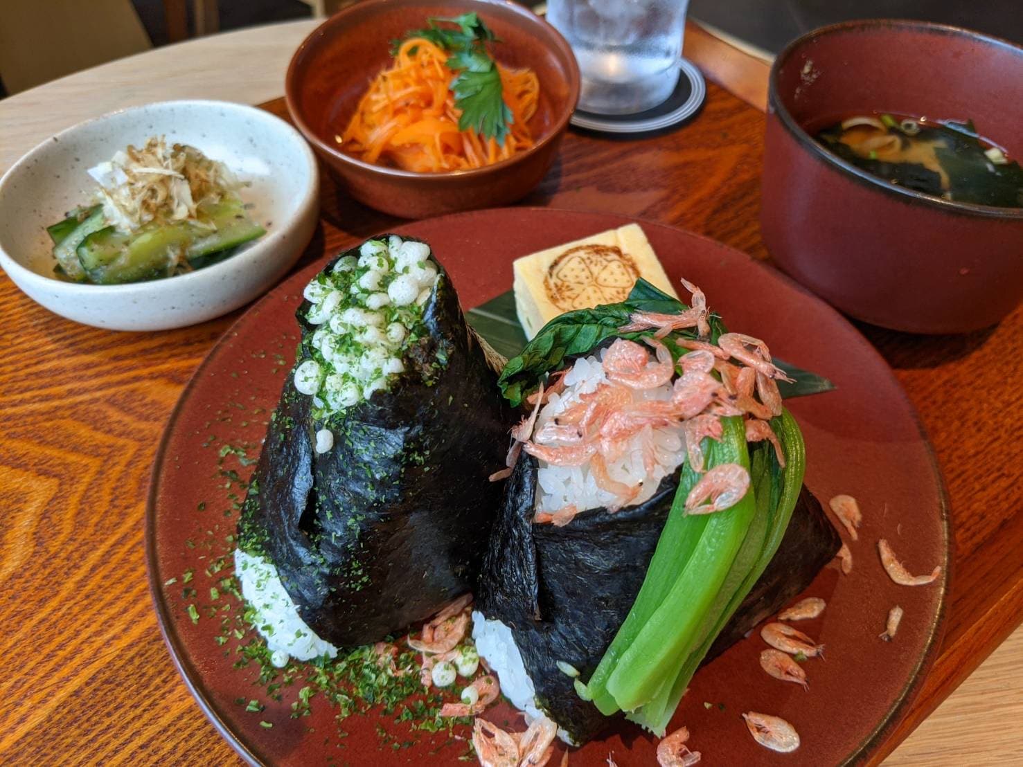 出来たておむすびと地元野菜の小鉢のセット