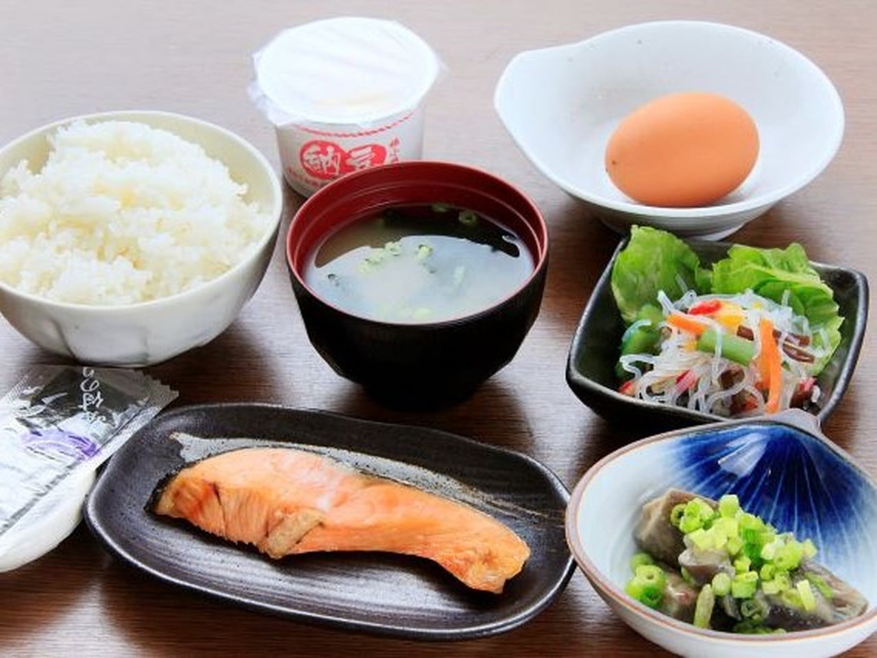 「和定食」焼き魚、小鉢等、内容は日替わり！ごはん大盛り無料！
